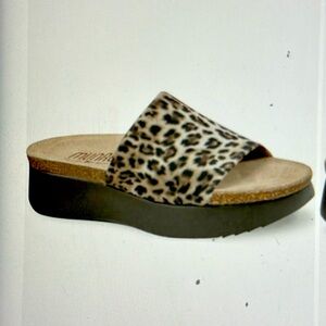 Munro Nalia  Platform Sandel Leopard Print size 9 wide
